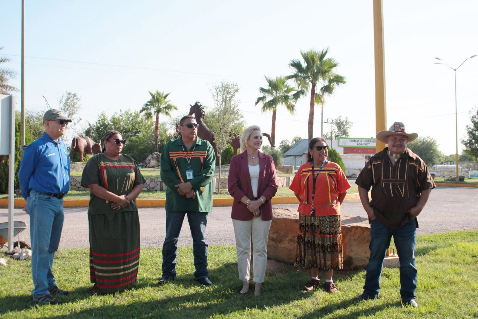 El Gobierno Municipal de Múzquiz y la Tribu Kickapoo unen esfuerzos para el mantenimiento de rotonda de los caballos
