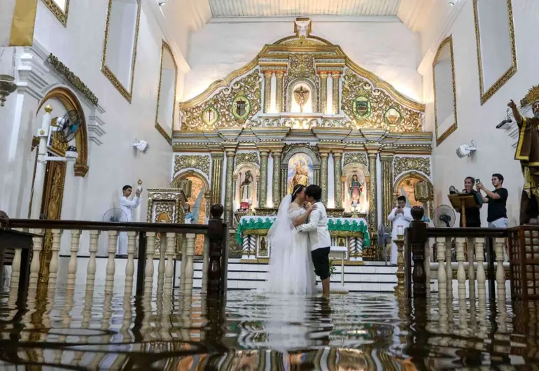 Tifón no detuvo el “sí, acepto”: pareja realiza su boda en iglesia bajo el agua