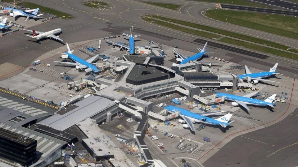 Se cancelan miles de vuelos en Francia tras huelga de controladores aéreos en el arranque de la temporada vacacional