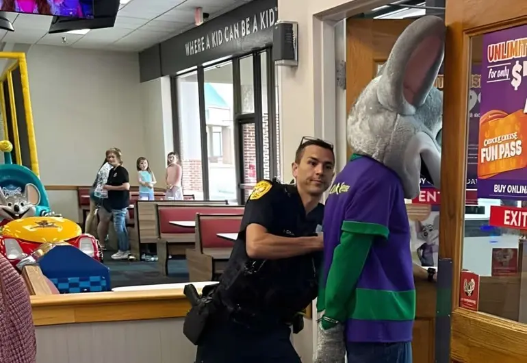 Arrestan a empleado disfrazado de Chuck E. Cheese… por usar una tarjeta robada