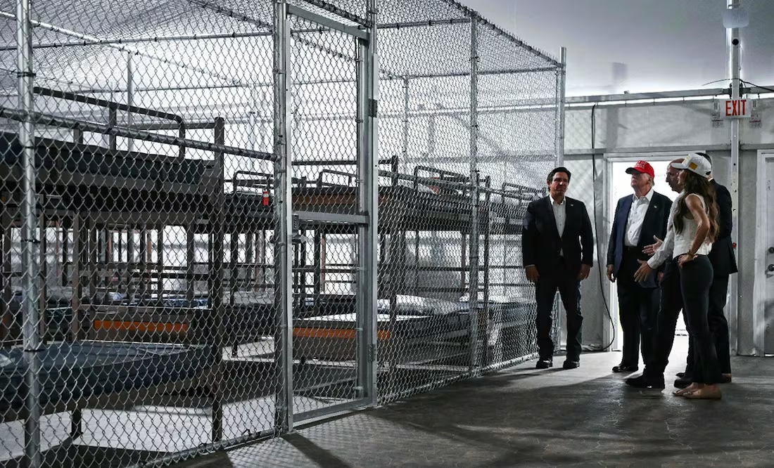 Gobierno Trump presenta recurso para frenar demandas ambientales contra Alcatraz de los Caimanes; inicia el traslado de migrantes