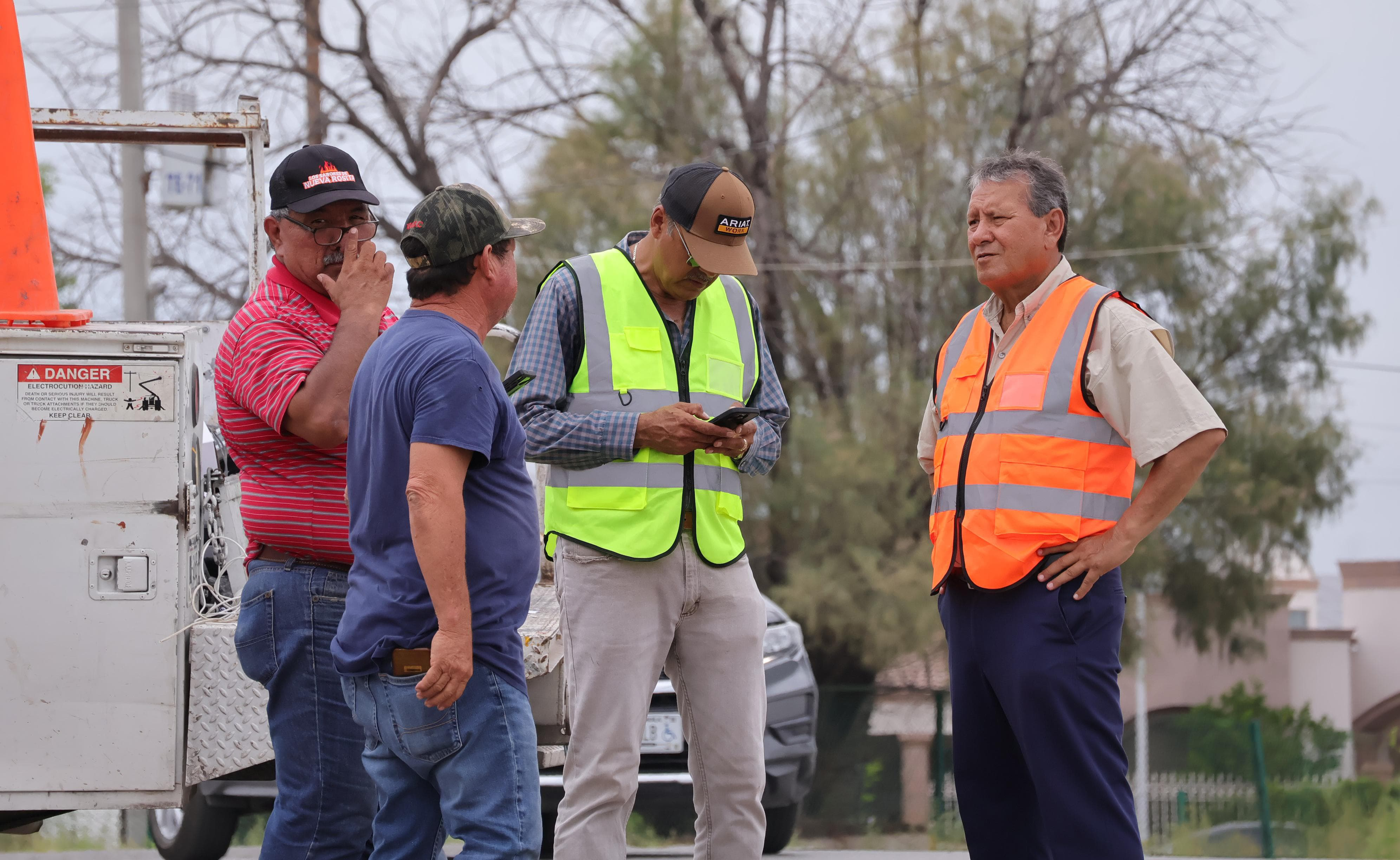 Avanza instalación de luminarias LED y continúan jornadas de limpieza en Nueva Rosita