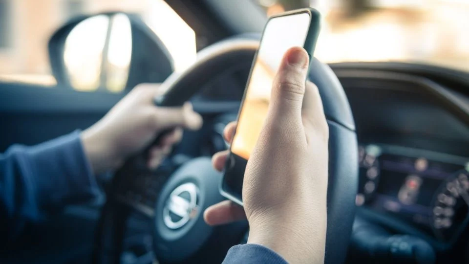Los adolescentes pasan 21% de sus viajes en auto viendo el teléfono