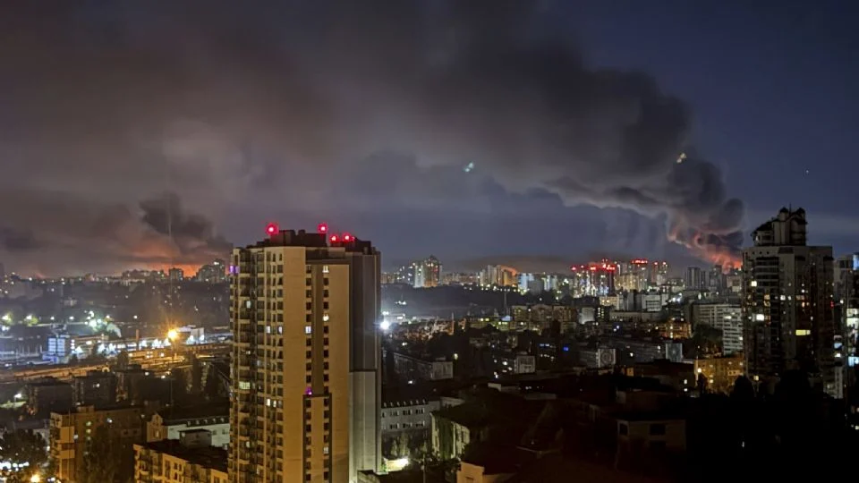 Rusia lanza su mayor ataque aéreo sobre Kyiv desde que comenzó la guerra; hay 23 personas heridas y daños graves en la capital