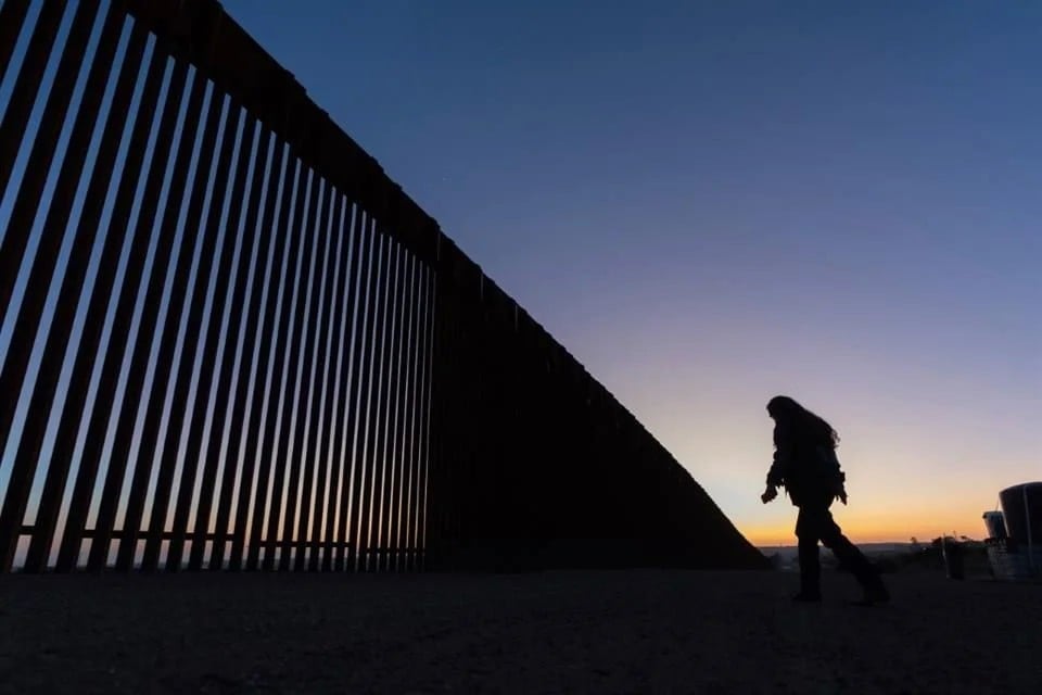 Registra EU caída histórica de cruces migrantes en frontera