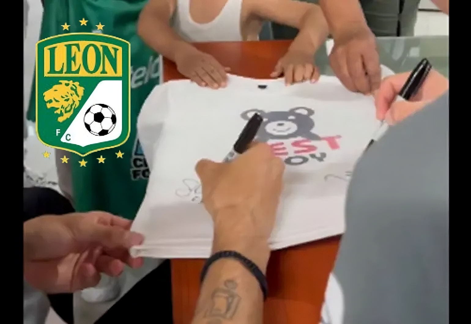 Más que futbol; niño sorprende con playera de un osito
