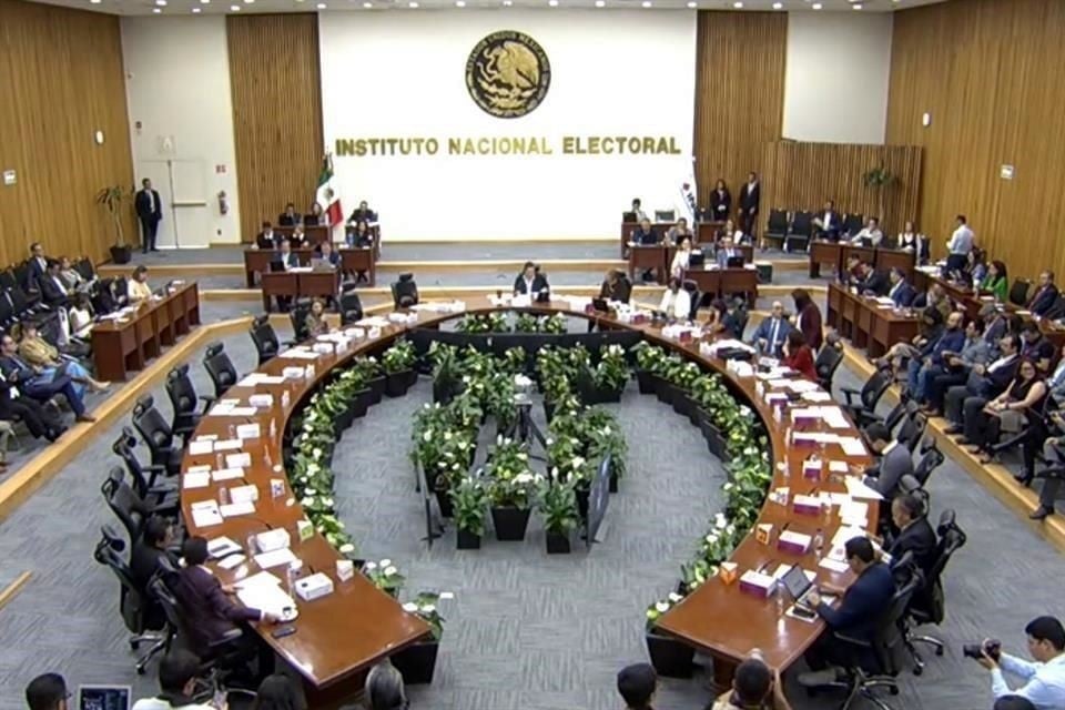 Entrega INE constancia a mujeres y ‘reprobados’