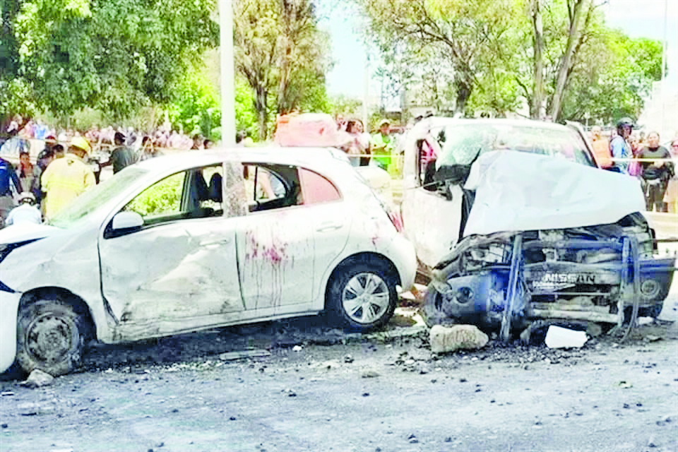 Embiste tren a vehículos en Irapuato; mueren seis