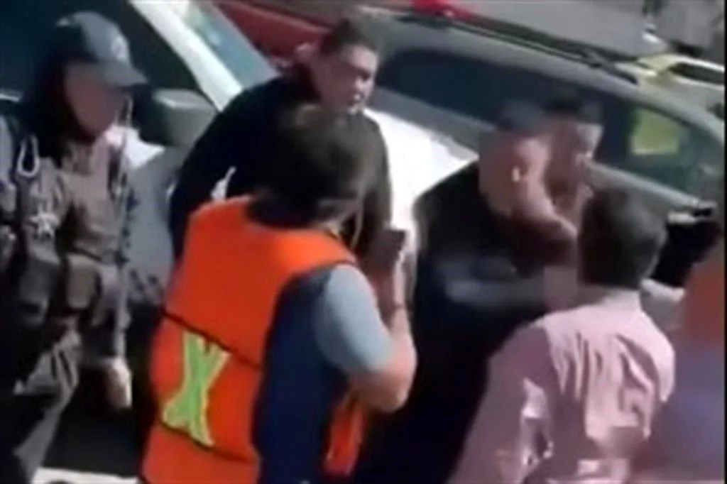 Alcalde abofetea y patea a policías
