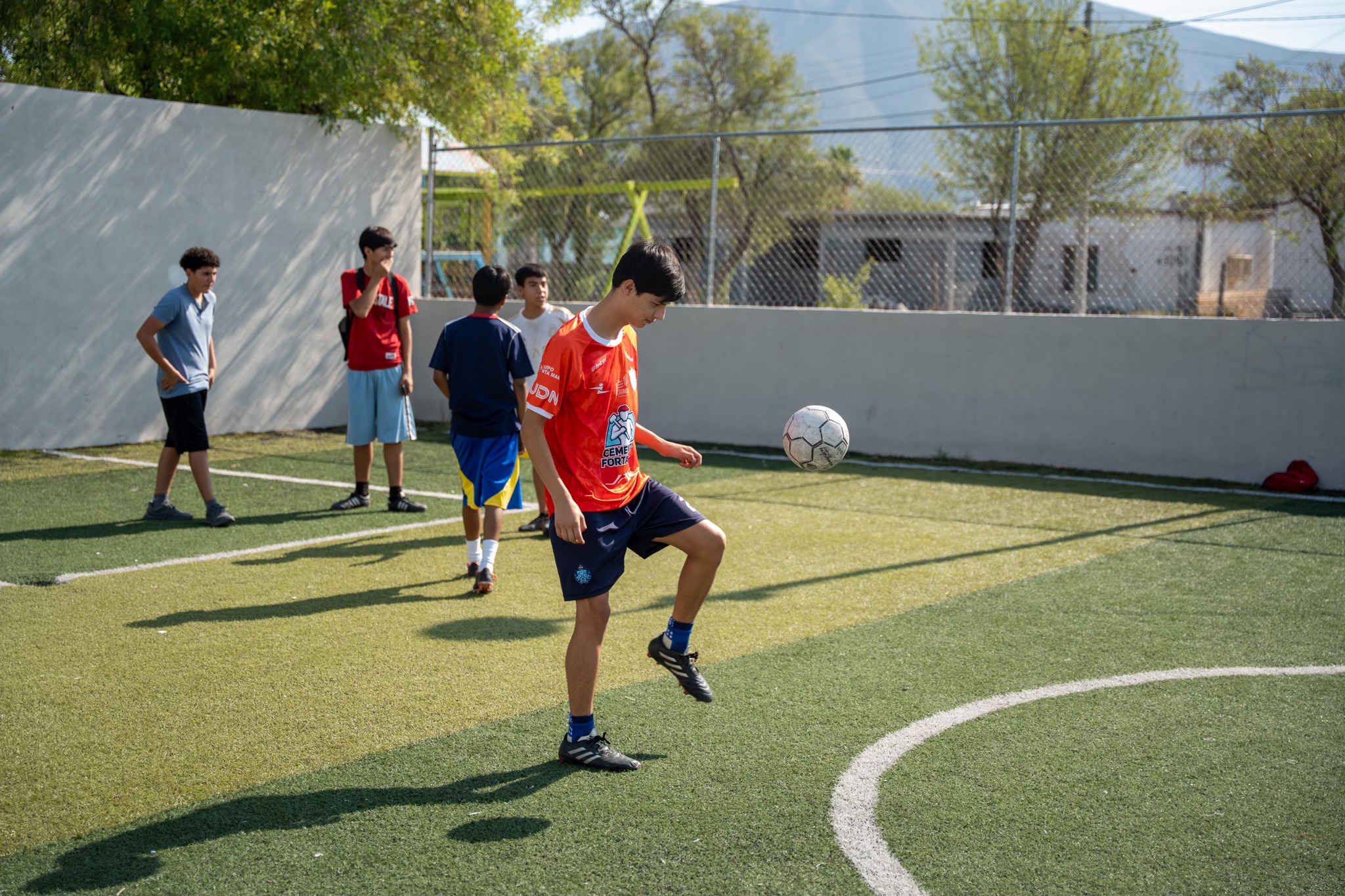 Impulsa Yesica el fútbol en colonias de Castaños