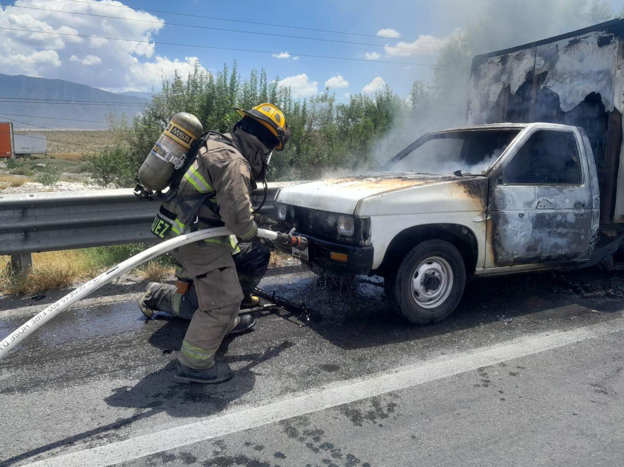 Se calentó de más la cheve; incendio consume camión