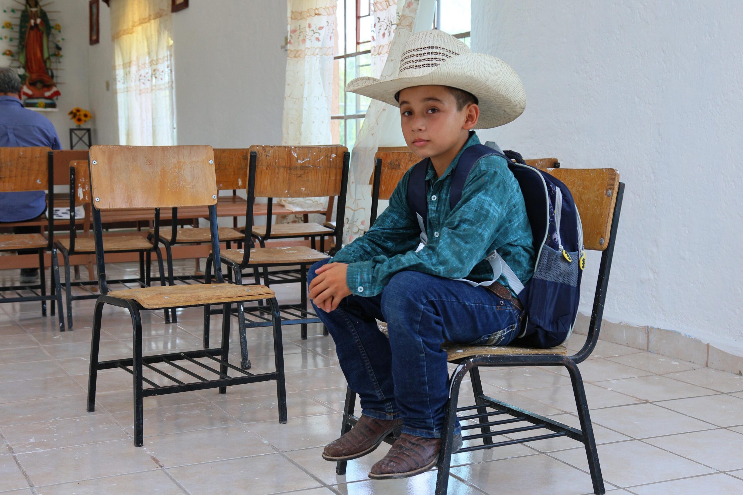 Agradecen a Chano Díaz por entrega de mochilas