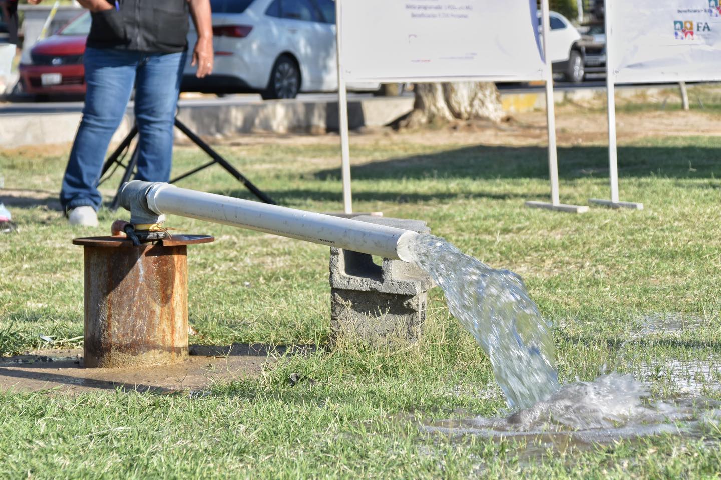 Entrega Leija pozos para riego de plazas