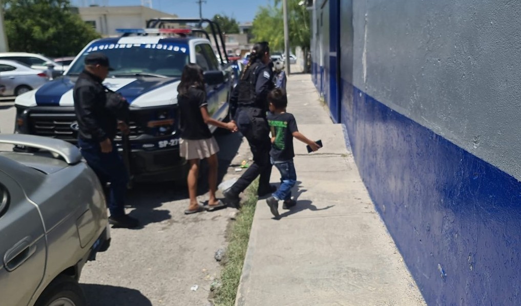 Resguardan a dos niños con aparente maltrato