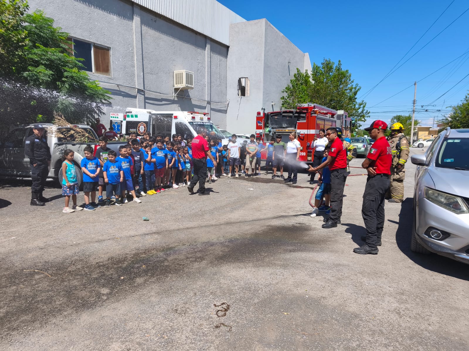 Enseñan bomberos a niños primeros auxilios