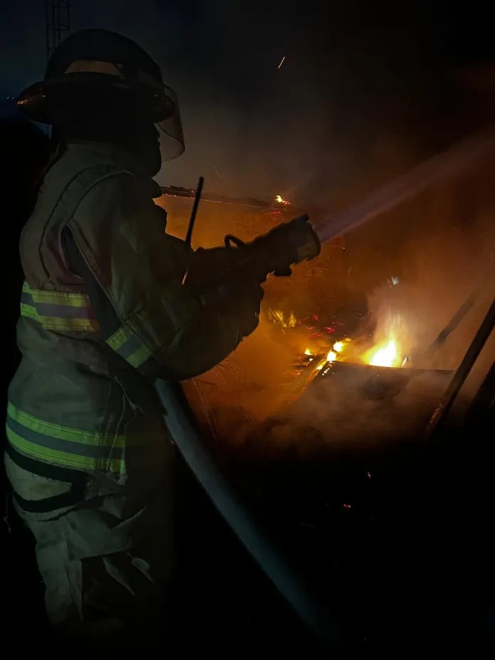 Incendio en vivienda moviliza a bomberos en Nueva Rosita