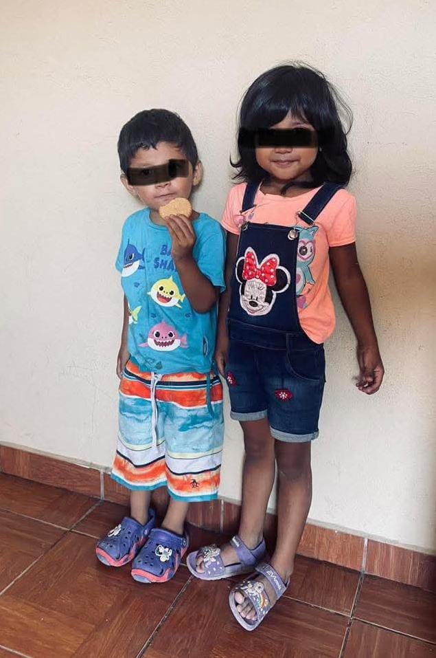 Encuentran a dos niños deambulando en carretera