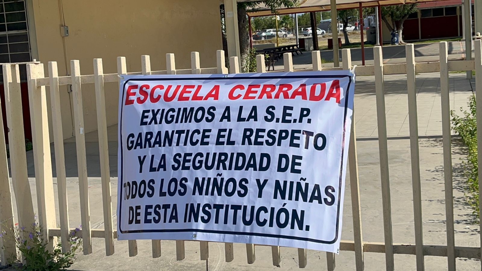 Bloquean primaria para exigir expulsión de niño