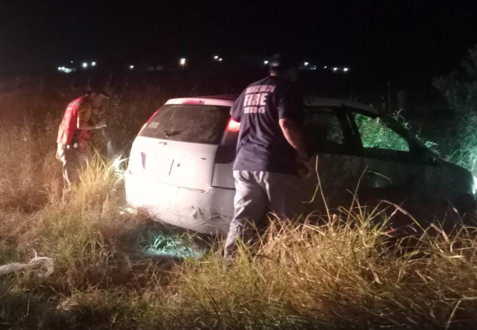 Mujer queda prensada en volcadura carretera