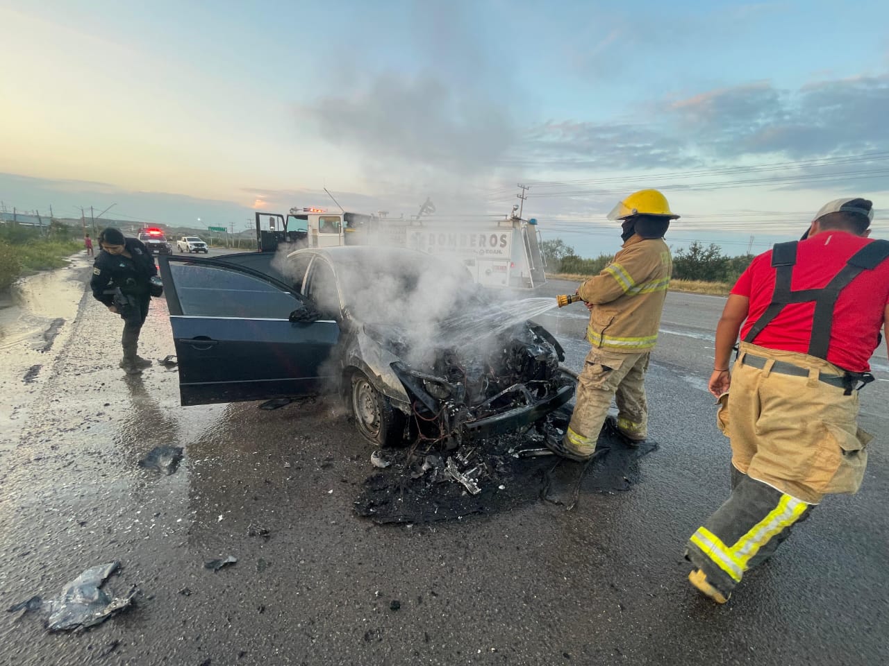 Auto se incendia conductora ilesa