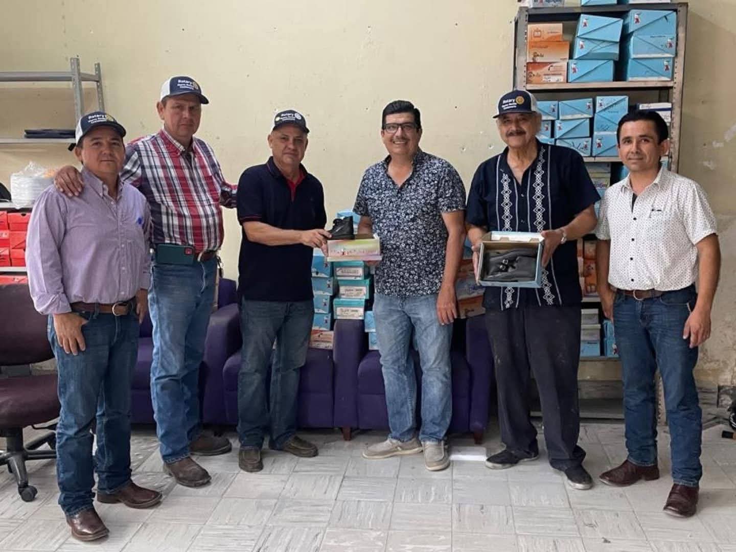 Donan 100 pares de zapatos ortopédicos