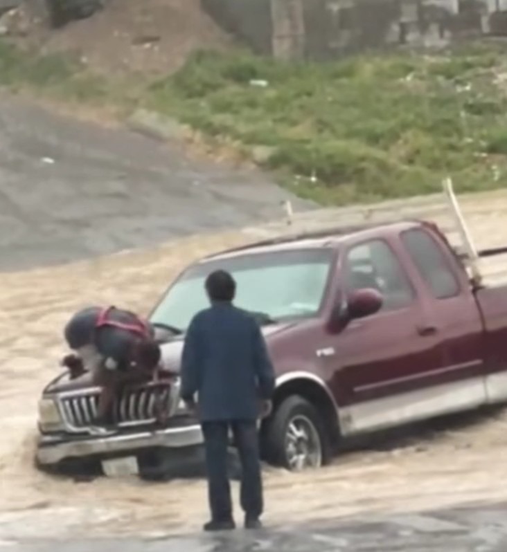 Colapsan lluvias las vialidades de Saltillo
