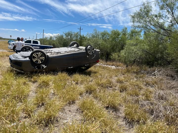 Termina auto volcado a la altura de El Marqués