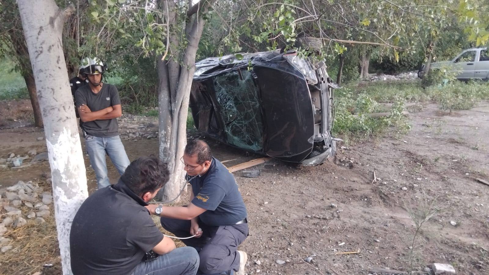 “Pestañea” conductor y vuelca aparatosamente