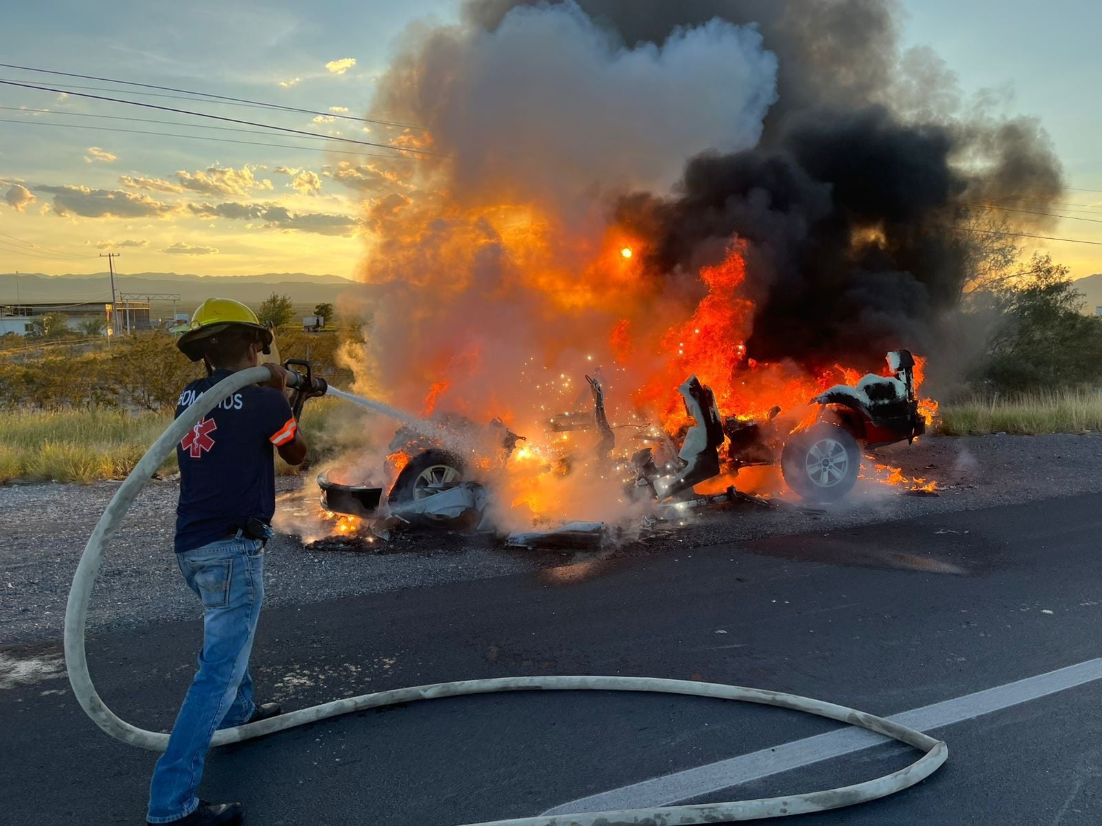 Consume incendio camioneta en la 57