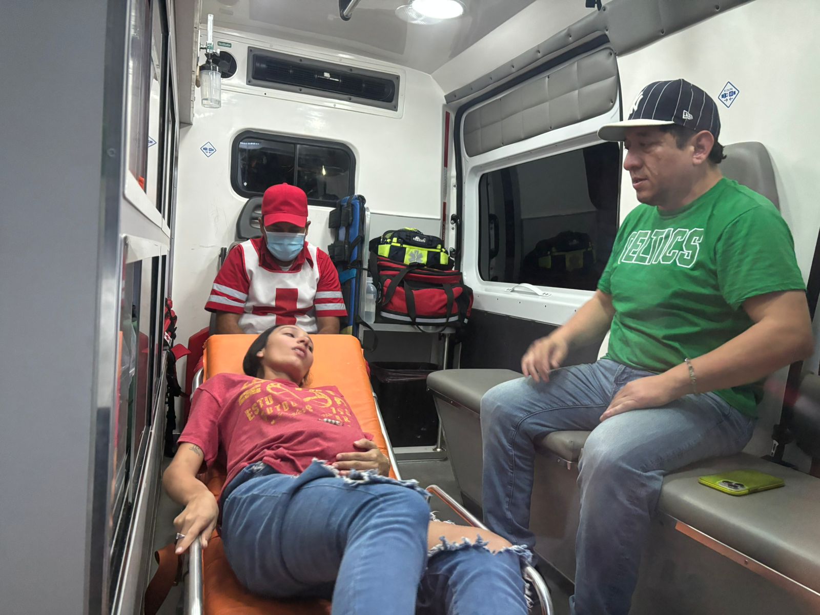 Embiste un motociclista puesto de hamburguesas