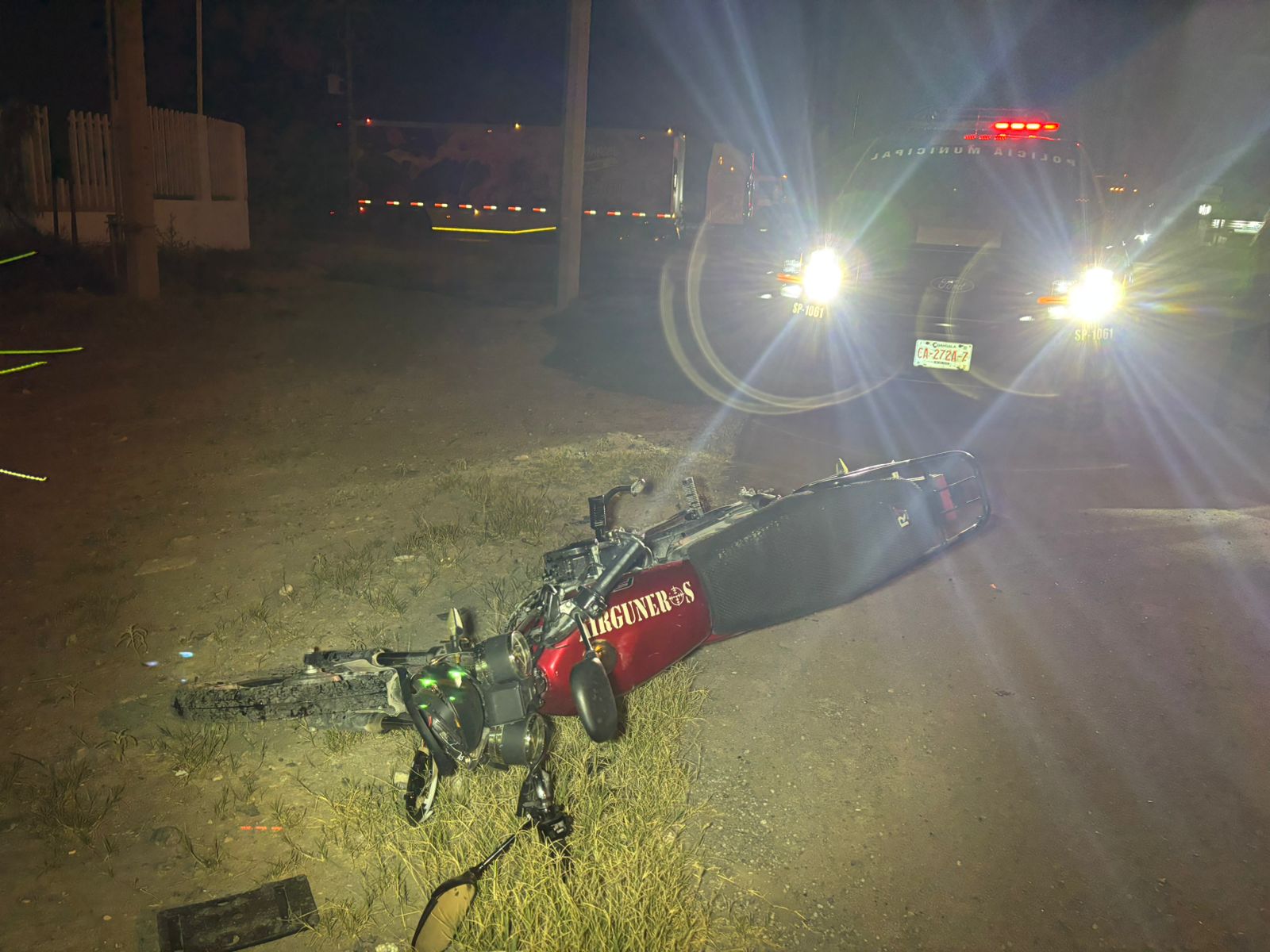 Motociclista ebrio choca dos veces