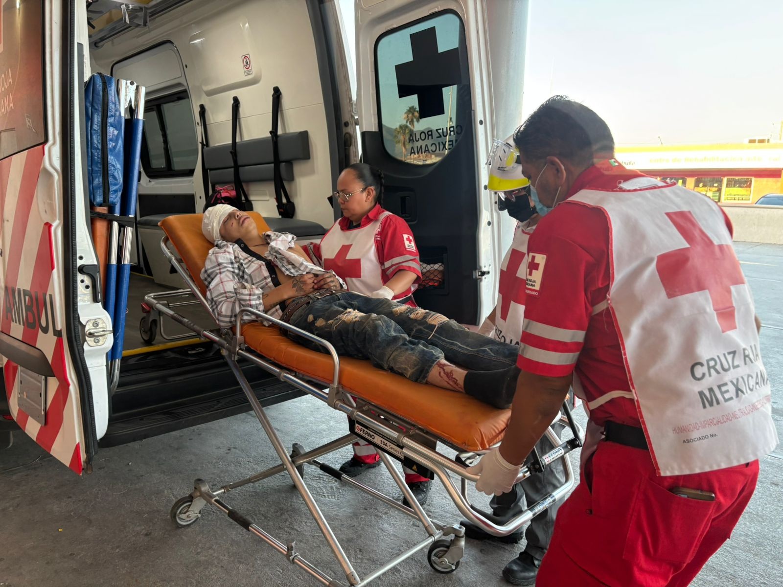 Propina brutal golpiza rijosos a adolescente