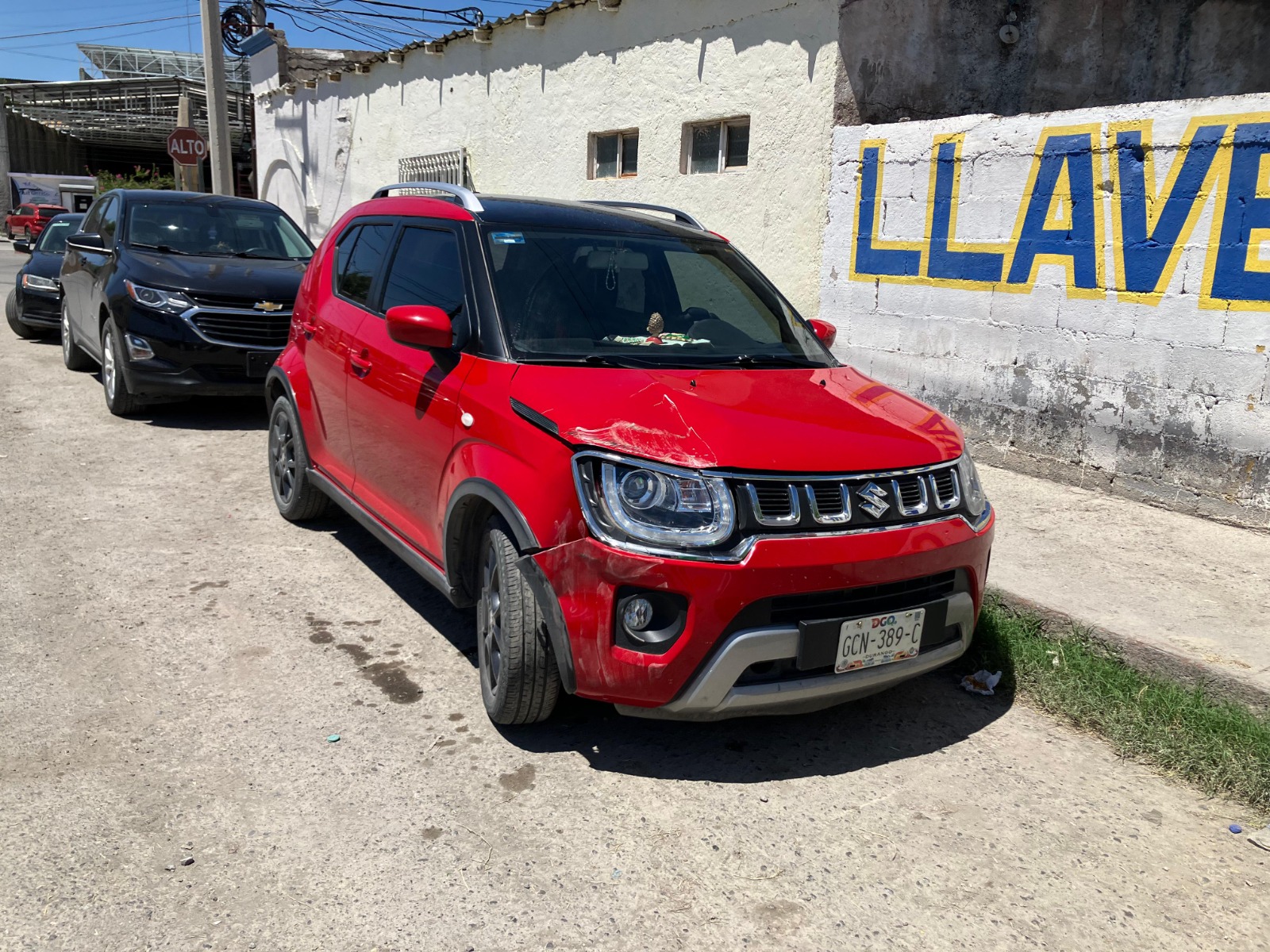 Con retroexcavadora impacta auto sedan