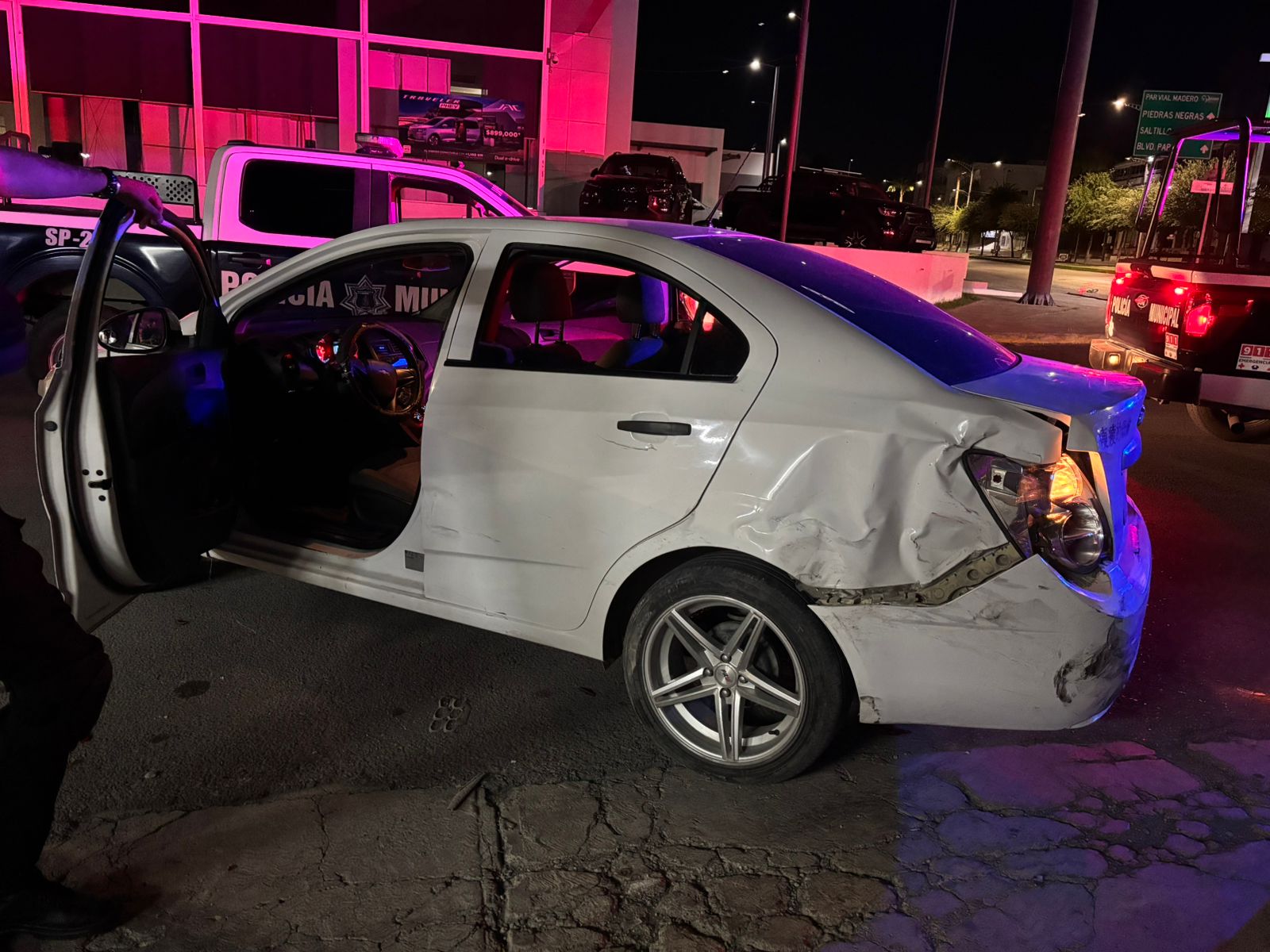 Persigue tóxico a mujer y causa doble choque