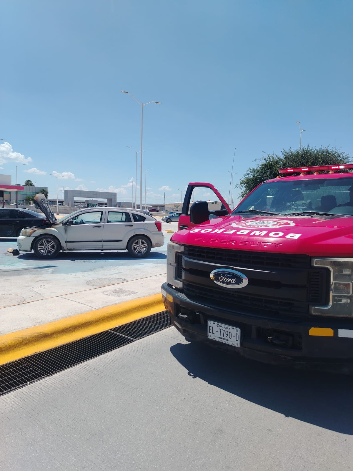 Se incendia automóvil en el mall Paseo Monclova