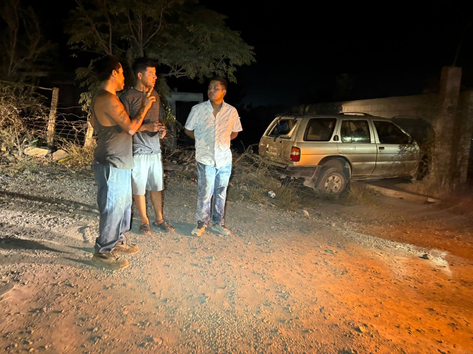 Termina camioneta incrustada en barda