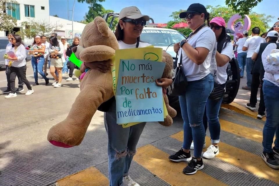 Exigen tras marcha: ¡Queremos medicinas!