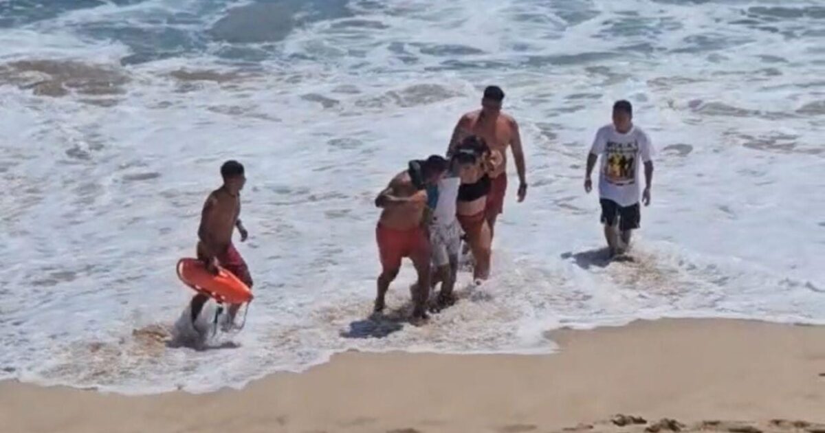 Rescatan a 2 coahuilenses en las aguas de Mazatlán