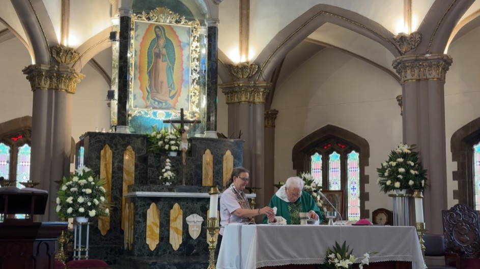 Grave sacrilegio en Misa con sacerdotisa anglicana en Saltillo