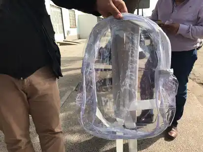 Refuerzan seguridad con mochilas transparentes