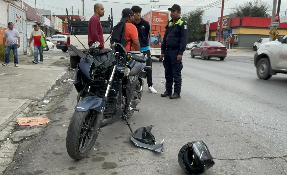 Impacta motociclista a camioneta; resulta herido