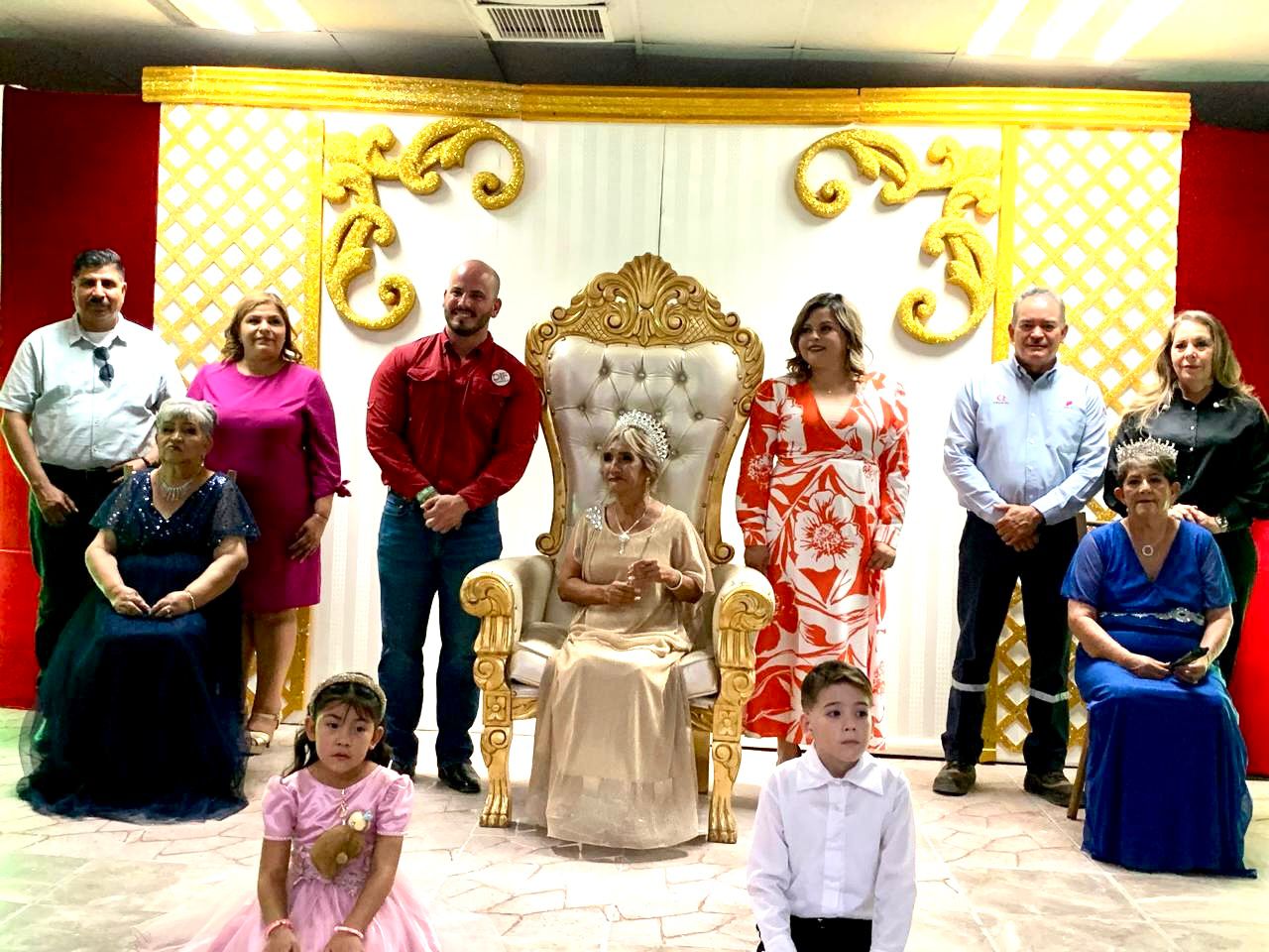 Coronan a la Reina del Adulto Mayor en Químicas del Rey