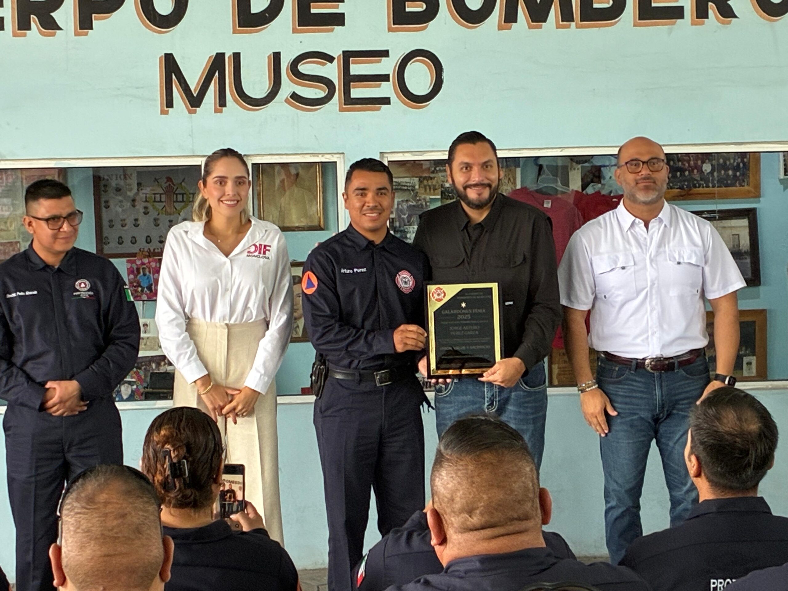 Reconocen valor de cuerpo de bomberos