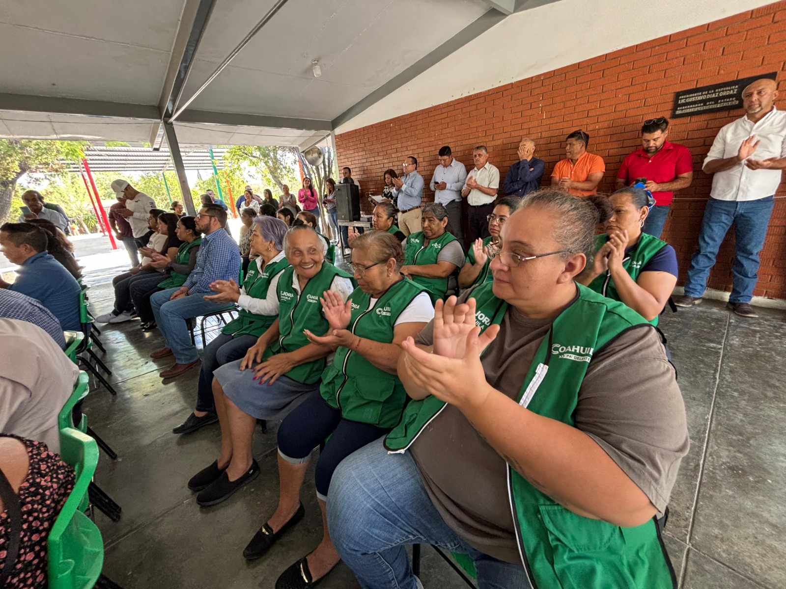 Fumigan escuelas para regreso a clases seguro