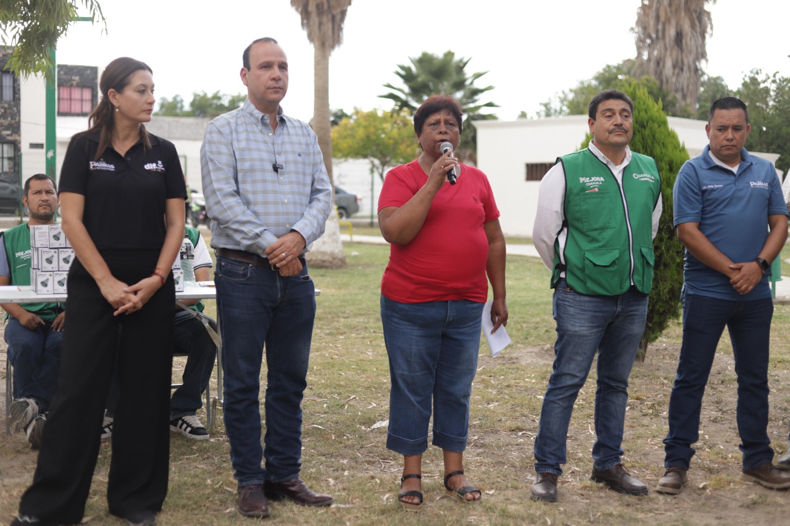 Entregan regaderas ecológicas en Parras