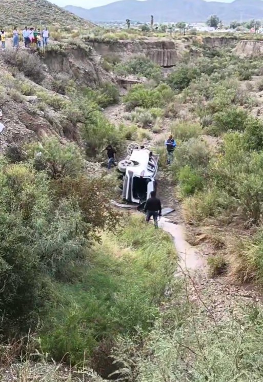 Cae camioneta a arroyo de Parras
