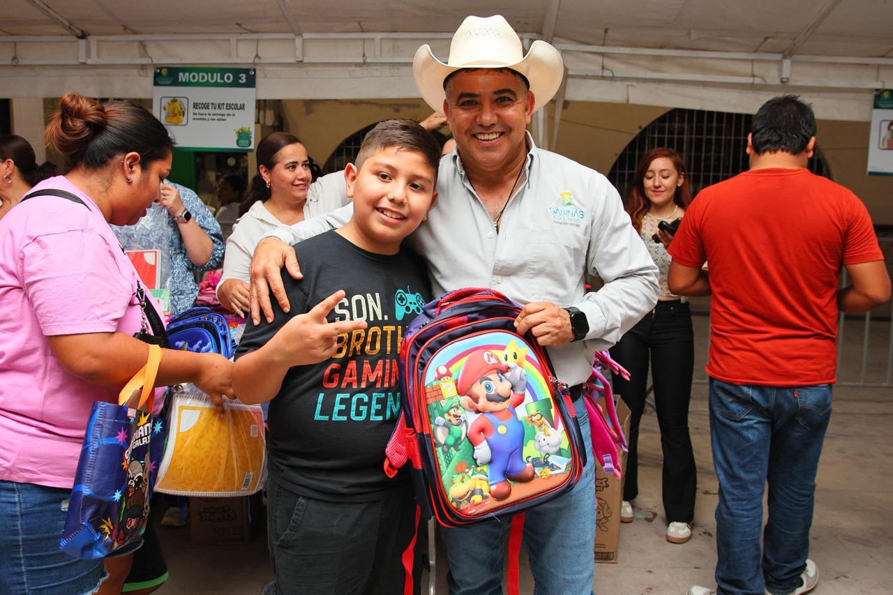 Arranca Chano entrega de mochilas y útiles escolares