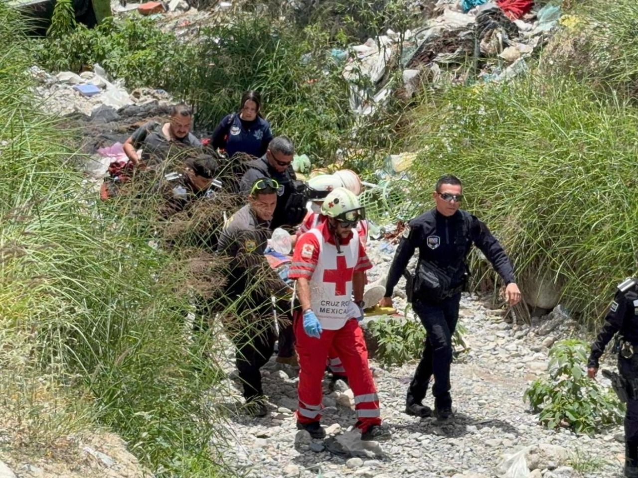 Encuentran a hombre inconsciente en arroyo