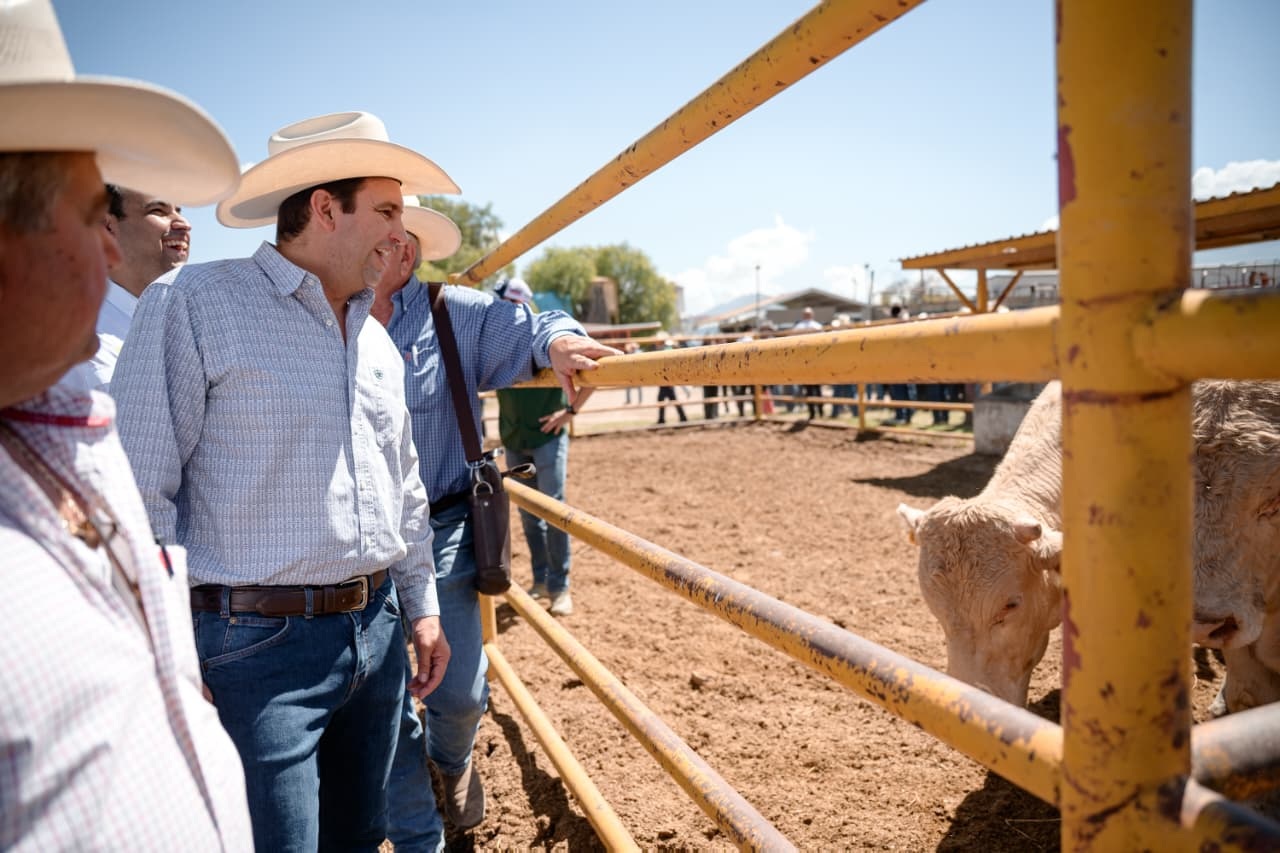 Refuerza Javier apoyo al sector ganadero de Saltillo