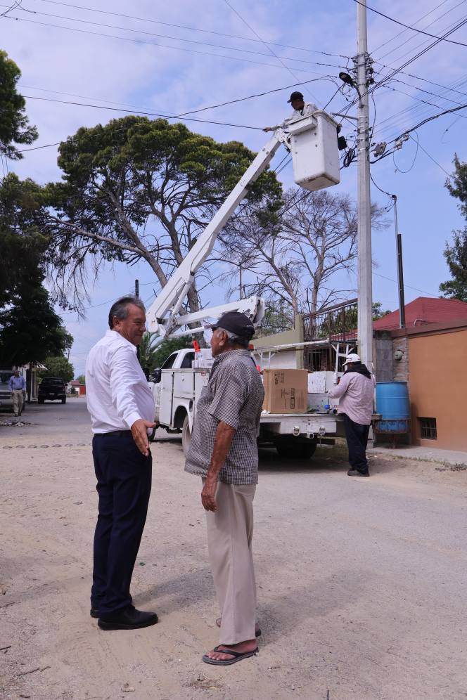 Ríos ilumina Nueva Rosita con luz LED